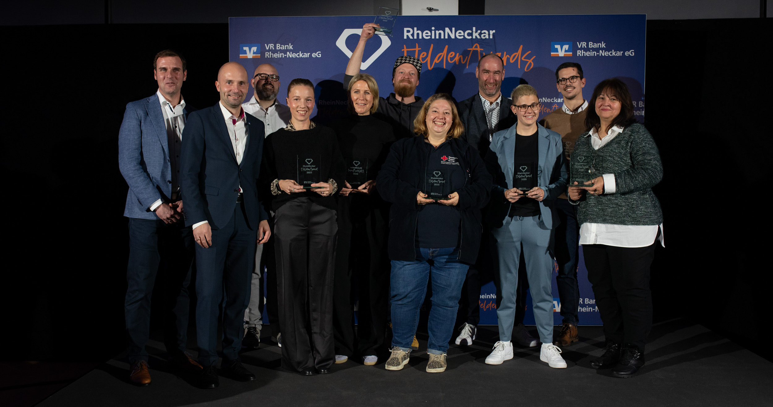 Die acht Organisationen erhielten den RheinNeckar HeldenAward von den Vorständen der VR Bank Rhein-Neckar Jürgen Gärtner (ganz links), Dr. Konrad Braun (zweiter von links) sowie Dr. Michael Düpmann (vierter von rechts) überreicht.